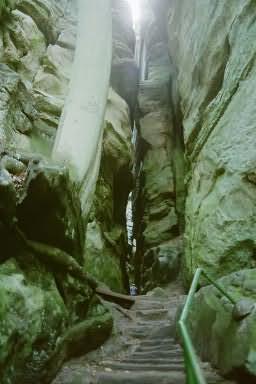 Der Weg durch  
 die Felsen